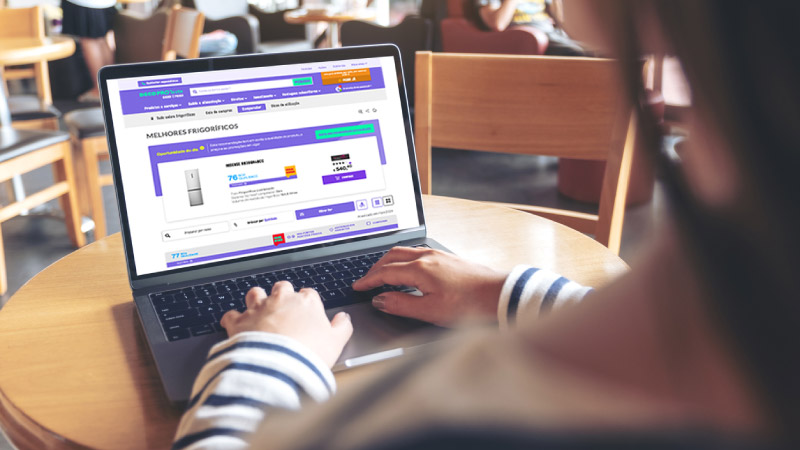 Pessoa a consultar o site da DECO PROteste